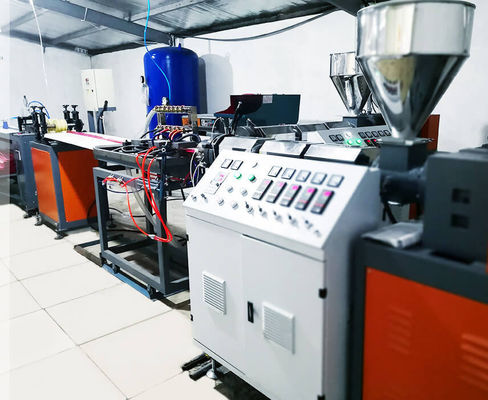 Linea trasparente macchina dell'estrusione di profilo del PVC di 3 espulsori dell'estrusione del parlatore dello scaffale